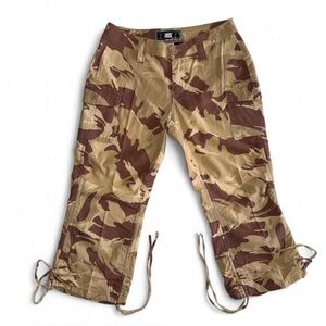 2000s / Y2K CAMO cargo utility khaki capri pants - ADORABLE